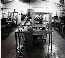 Gyro- och siktesverkstad med maskinverkstaden i bakgrunden 1949-1950