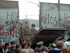 Berlinmuren symbolen fr det Kalla kriget ppnas