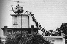 De sista amerikanerna lmnar Vietnam med helikopter