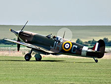 Spitfire med kvartsvågsantenn för VHF markerad