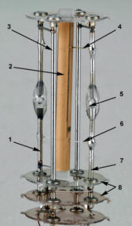 Kvartskristall f0 =10.000Hz.