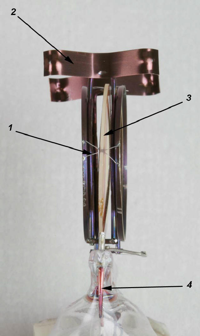 Kristalloscillatorn utan glasbehllare (roterad 180)