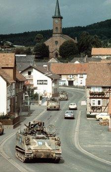 Amerikanska förband på marsch genom tysk stad