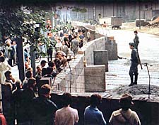 Berlinmuren byggs